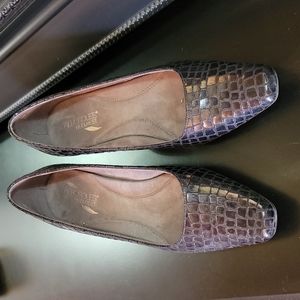 Aerosols Heelrest 2 inch pump crocodile print in dark navy blue  super comfy 10M